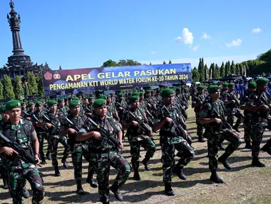 Personel Tentara Nasional Indonesia (TNI) mengambil bagian dalam apel persiapan keamanan untuk KTT World Water Forum ke-10 di Denpasar, Bali, pada tanggal 15 Mei 2024. (SONNY TUMBELAKA/AFP)