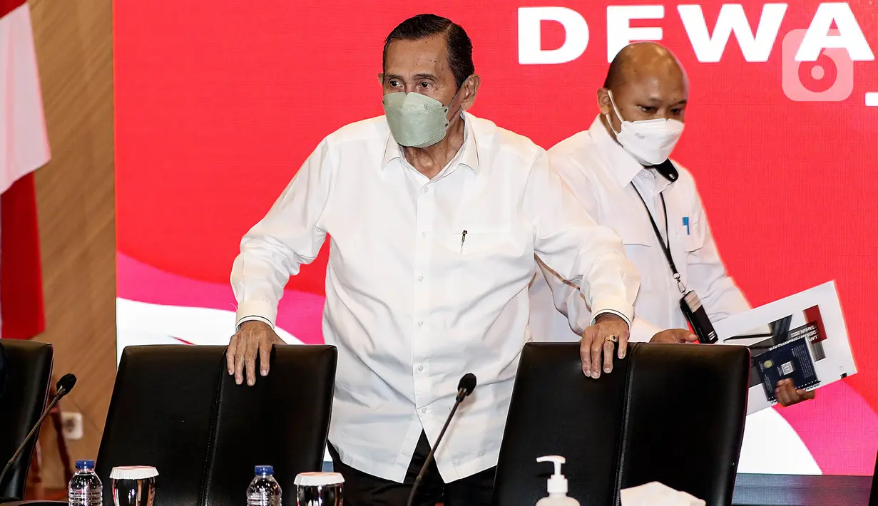 Ketua Dewan Pegawas KPK Tumpak Hatorangan Panggabean bersiap menyampaikan konferensi pers di Gedung ACLC KPK, Jakarta, Senin (9/1/2022). Dewas KPK menerima sebanyak 477 surat, baik dari internal maupun pihak eksternal, sepanjang tahun 2022. Di mana, dari 477 surat tersebut, 96 di antaranya merupakan laporan pengaduan masyarakat. (Liputan6.com/Johan Tallo)