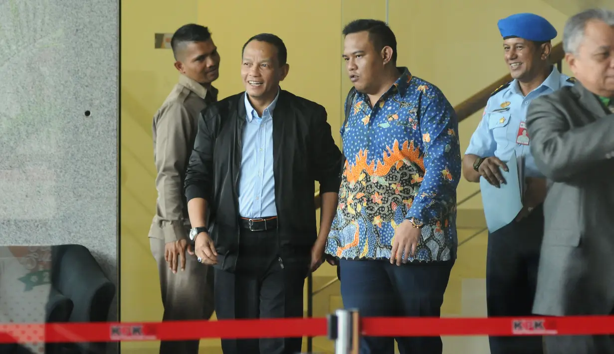 Mantan KSAU Marsekal (Purn) Agus Supriatna (kedua kiri) usai diperiksa di Gedung KPK, Jakarta, Rabu (3/1). Agus diperiksa sebagai saksi dugaan korupsi pembelian Helikopter Augusta Westland (AW) 101 milik TNI AU. (Liputan6.com/Helmi Fithriansyah)