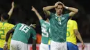 Striker Jerman, Sandro Wagner, tampak kecewa usai dikalahkan Brasil pada laga persahabatan di Stadion Olympiastadion, Berlin, Selasa (27/3/2018). Jerman takluk 0-1 dari Brasil. (AP/Michael Sohn)