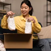 Ilustrasi perempuan belanja online di Lazada. (c) Milkos/Depositphotos