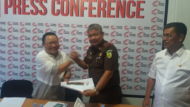 ACC serahkan bukti dugaan suap proyek DAK Kota Pare-Pare ke Kajati Sulsel (Liputan6.com/ Eka Hakim)