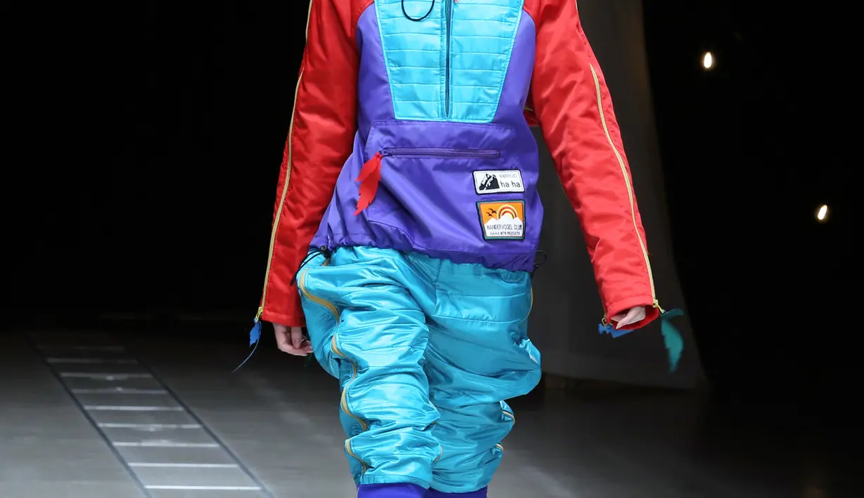 Model berjalan di atas catwalk mengenakan busana karya Yurie Fujita, Katsuya Miyazaki dan Futaba Hongo pada Koleksi Musim Gugur / Musim Dingin 2018 di Tokyo Fashion Week di Tokyo, Jepang (19/3). (AP Photo / Koji Sasahara)