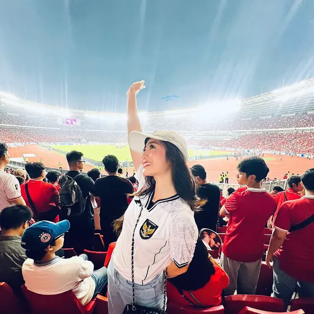 6 Potret Febby Rastanty Nonton Timnas Indonesia Bareng Teman Artis, Suami Sedang Bertugas