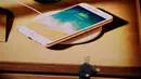 Salah satu fasilitas pada iPhone 8 terbaru milik Apple diluncurkan di Steve Jobs Theatre, California, Selasa (12/9). Fasilitas wireless charging pada kaca belakang untuk mengisi baterai pada ponsel tanpa menggunakan kabel. (AP Photo/Marcio Jose Sanchez)