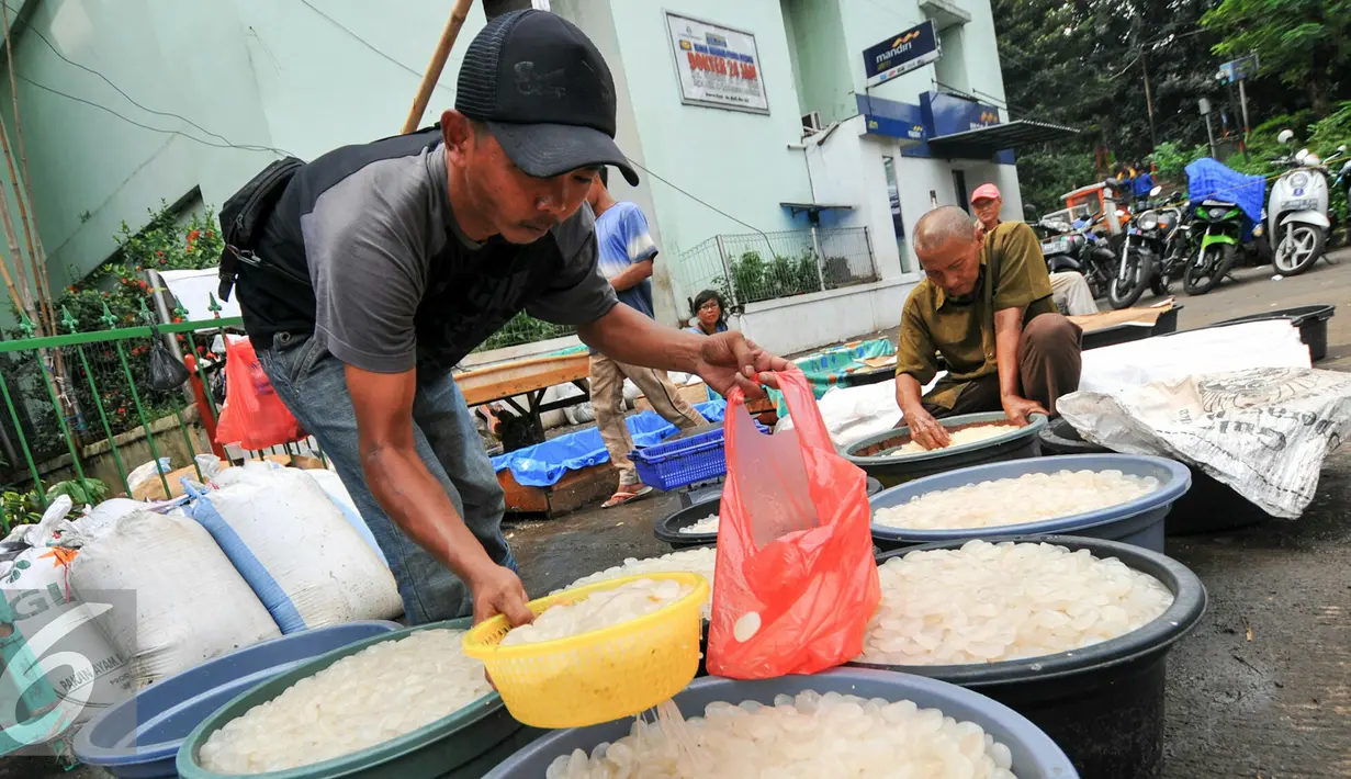 Seorang pedagang saat melayani pembeli kolang-kaling di Pasar Induk, Kramat Jati, Senin (13/6). Memasuki bulan Ramadan permintaan kolang-kaling untuk campuran minuman buah berbuka puasa meningkat dibandingkan hari biasa. (Liputan6.com/Yoppy Renato)