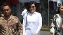 Bupati Minahasa Selatan Christyani Eugenia Paruntu (tengah) tiba di kompleks Istana, Jakarta, Senin (21/10/2109). Kedatangan Christyani berlangsung jelang pengumuman menteri Kabinet Kerja Jilid II oleh Presiden Joko Widodo atau Jokowi. (Liputan6.com/Angga Yuniar)