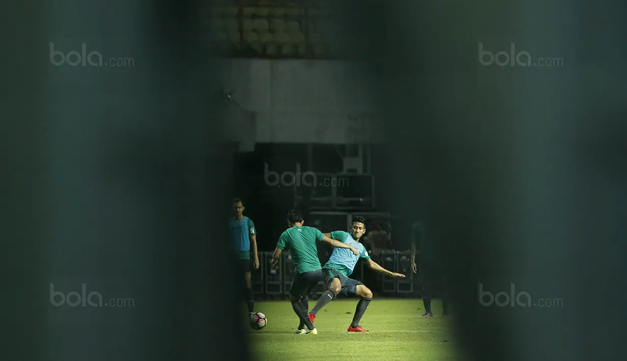 Pemain Timnas U-23, I Putu Gede, saat sesi latihan tertutup di Stadion Wibawa Mukti, Cikarang, Selasa (14/11/2017). Timnas Indonesia U-23 akan menjalani laga uji coba kontra Suriah U-23 pada Kamis (16/11/2017). (Bola.com/ M Iqbal Ichsan)