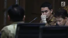 Gubernur nonaktif Jambi Zumi Zola mendengarkan keterangan saksi dalam sidang lanjutan perkara suap dan gratifikasi di Pengadilan Tipikor Jakarta, Kamis (10/10). Dalam sidang, Jaksa Penuntut Umum (JPU) menghadirkan 9 saksi. (Liputan6.com/Herman Zakharia)