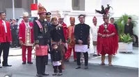 Jokowi hadir di upacara Hari Kemerdekaan Indonesia dengan mengenakan baju adat Aceh, menggandeng Jan Ethes yang tampak santai.