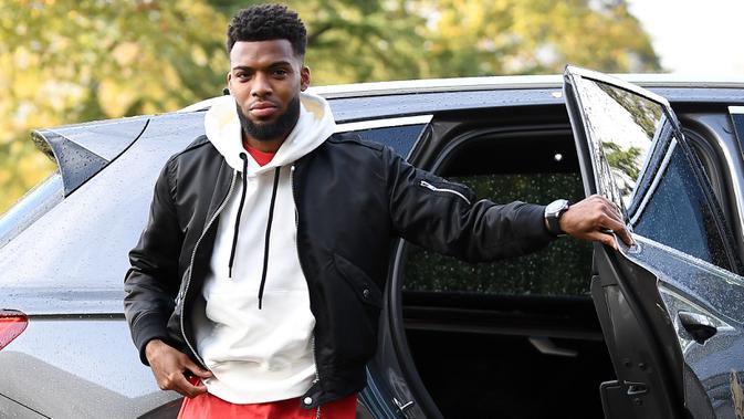 Pemain Prancis, Thomas Lemar, saat tiba di lokasi latihan di Clairefontaine en Yvelines, Prancis, Selasa (12/11). Prancis akan berhadapan dengan Moladavia dan Albania di Kualifikasi Piala Eropa 2020. (AFP/Franck Fife)