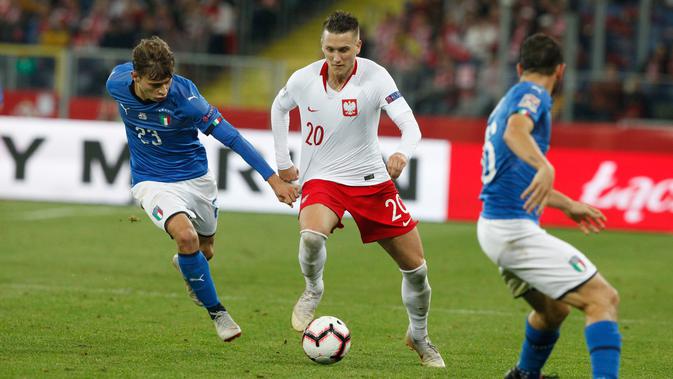 Pemain Polandia, Piotr Zielinski berusaha melewawti pemain Italia, Nicolo Barella selama pertandingan UEFA Nations League Grup 3 di Silesian Stadium, Polandia (14/10). Italia menang 1-0 atas Polandia. (AP Photo/Czarek Sokolowski)