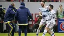 Pemain Fenerbahce, Mehmet Topal bersama rekan-rekannya merayakan kemenangan atas  Lokomotiv Moscow sekaligus lolos ke babak 16 besar liga Europa. (REUTERS/Grigory Dukor)