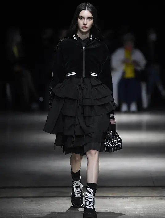 Ada Punk Boys dengan busana berbahan kulit berwarna hitam mengingatkan akan London, dan Ninja yang mengenakan busana hitam dengan padu padan yang mengejutkan. Foto: Document/Onitsuka Tiger.