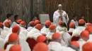 Bersama para kardinal, Robert Francis Prevost merayakan misa perdananya sebagai Paus Leo XIV di Kapel Sistina, Vatikan, Jumat (9/5/2025). (Handout/Vatican Media/AFP)