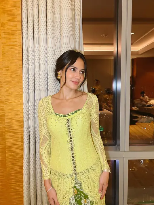 Kebaya yang dikenakan Pevita Pearce dipadukan dengan kain batik hijau yang sangat indah. Ia juga memakai anting-anting sebagai aksesorisnya. (Instagram/pevpearce)