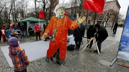 Seorang anak memandang serius foto bergambar Yuri Gagarin (manusia pertama yang melakukan perjalanan ke luar angkasa) saat perayaan Cosmonautics Day di St Petersburg, Rusia pada Sabtu 12   April 2014.(REUTERS/Alexander Demianchuk)