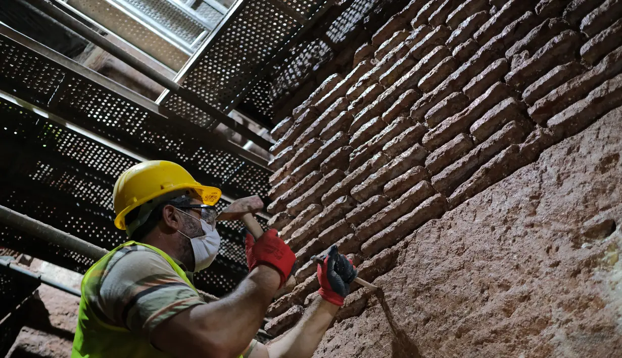 Seorang anggota tim restorasi bekerja di "Sunken Palace" (istana bawah tanah) di Istanbul, Turki (27/8/2020). Pada masanya, "Sunken Palace" bisa menyimpan hingga 100.000 ton air. (Xinhua/Osman Orsal)