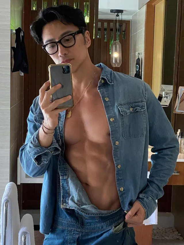 7 Potret Chuando Tan, Model Singapura yang Awet Muda di Usia 56 Tahun