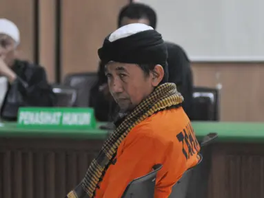 Terdakwa kasus terorisme Afif Abdul Majid mengikuti sidang tuntutan di PN Jakarta Pusat, Senin (8/6). Afif dituntut 8 tahun penjara karena diduga melakukan tindak pidana terorisme dengan mendeklarasikan dukungan kepada ISIS. (Liputan6.com/Herman Zakharia)