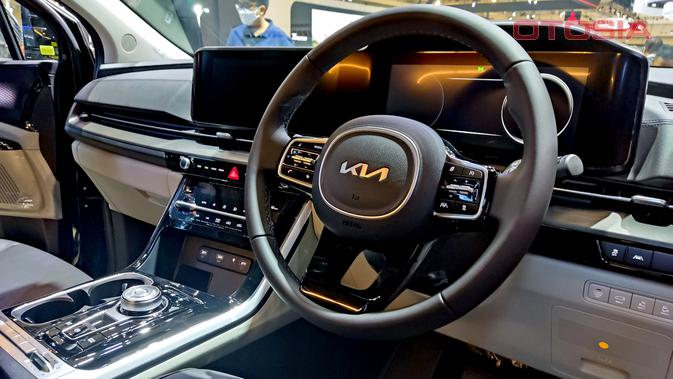 

<p>Interior KIA Grand Carnival (Otosia.com/Arendra Pranayaditya)</p>
<p>“></p>
<p>KIA Carnival memiliki dua pilihan tempat duduk yang digunakan secara global, yakni 11 penumpang untuk varian basic dan 7 penumpang dengan captain seat di baris kedua.  Di Indonesia, versi ini tetap mempertahankan fitur terbarunya, dengan kapasitas hingga 11 penumpang.</p>
<p>KIA Carnival Indonesia memiliki fitur lengkap seperti model Dynamic dan Premiere yang dilengkapi dengan lampu depan dan belakang LED, sunroof ganda, speedometer digital, kontrol iklim AC tri-zone, power tailgate, 7 airbag, ABS, EBD, dan sumber daya lainnya.</p>
<div style=