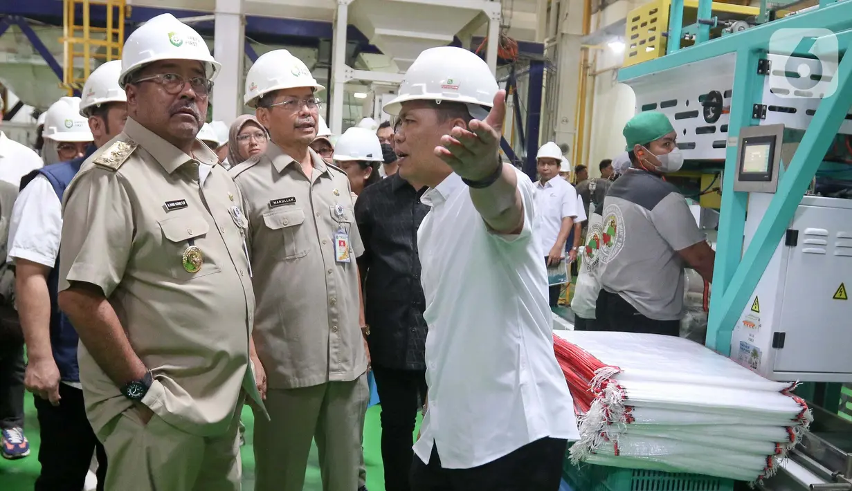 Rano Karno mengaku kenaikan harga bahan pokok kerap menjadi masalah menjelang Ramadan dan Hari Raya Idul Fitri. (Liputan6.com/Herman Zakharia)