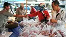 Warga berdatangan untuk membeli bawang merah, Jakarta, Kamis (26/5/2016). Kementerian Pertanian menggelar pasar murah di kawasan Pasar Minggu, Jaksel. (Liputan6.com/Yoppy Renato)