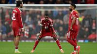 Penyerang Liverpool asal Swedia #09, Alexander Isak (tengah), gelandang Liverpool asal Hongaria #08, Dominik Szoboszlai (kiri), dan penyerang Liverpool asal Mesir #11, Mohamed Salah, menunggu babak kedua dimulai dalam pertandingan&nbsp;Premier League antara Liverpool dan Manchester United di Anfield, Liverpool, Inggris barat laut, pada 19 Oktober 2025. (PETER POWELL/AFP)