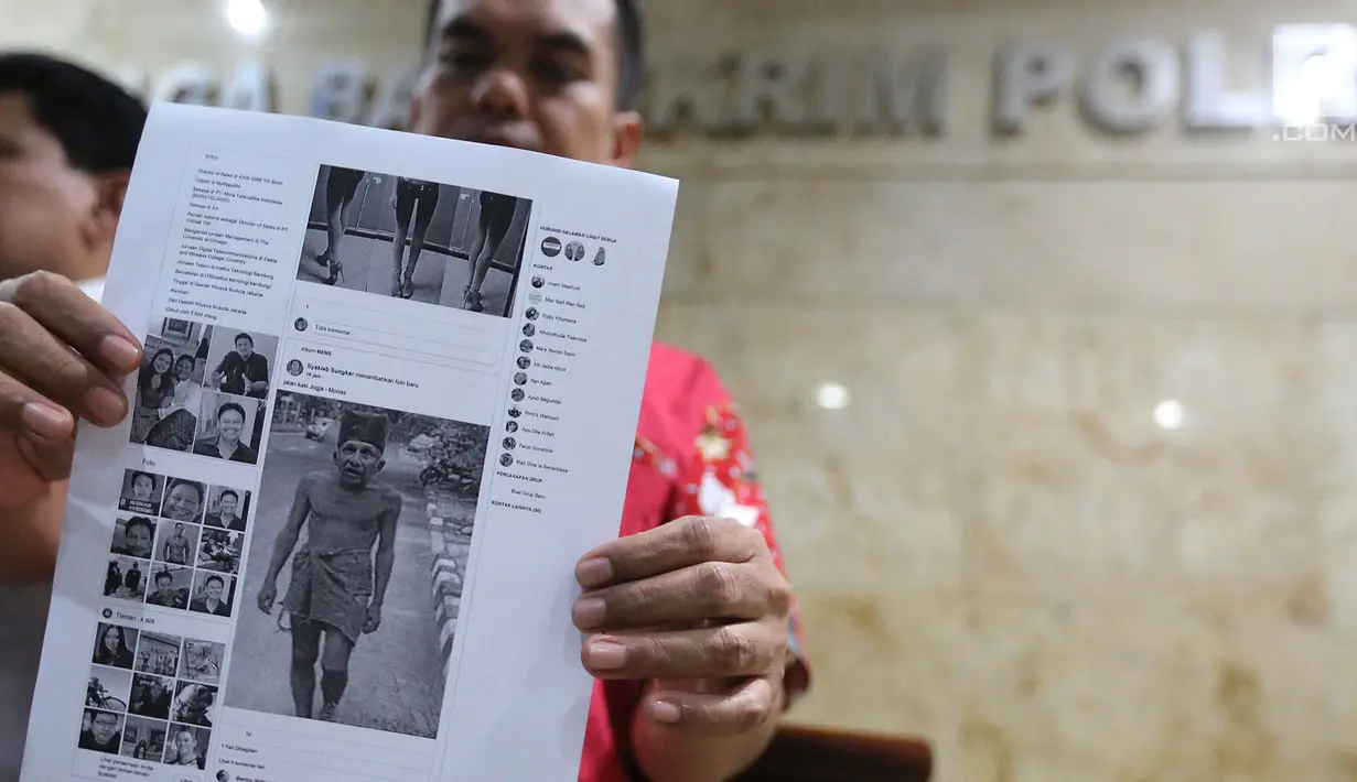 Pengacara menunjukkan meme Amien Rais yang diunggah di akun Facebook Syakieb Sungkar di Gedung Bareskrim Polri Jakarta, Selasa (26/6). Meme tersebut diunggah pada 25 Juni 2018. (Liputan6.com/Fery Pradolo)