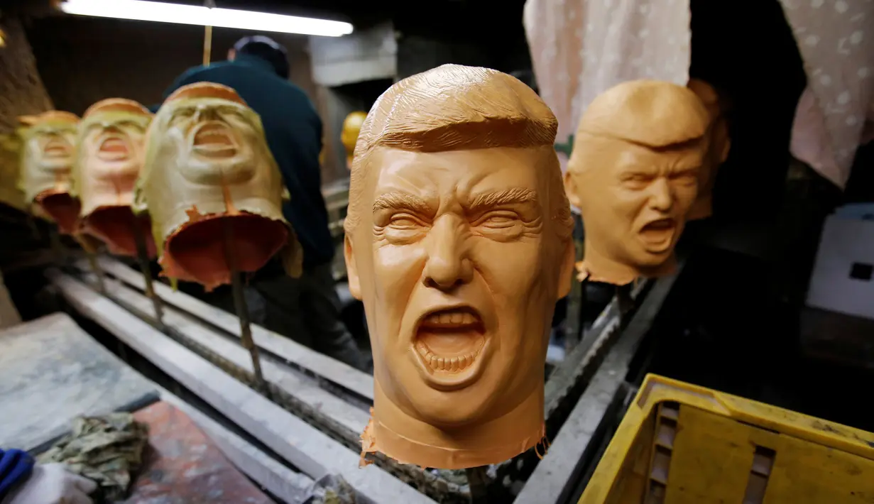 Topeng karet yang menyerupai Donald Trump di jemur sebelum di cat di Studio Ogawa, Saitama, Jepang (21/11). Sejak Trump dinyatakan sebagai Presiden AS ke-45, penjualan topeng Trump di Jepang laku keras. (Reuters/Toru Hanai)