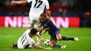 Pemain PSG, Lucas Moura, berebut bola dengan pemain Basel dalam laga lanjutan Grup A Liga Champions di Stadion Parc Des Princes, Paris, Kamis (20/10/2016) dini hari WIB. (AFP/Franck Fife)