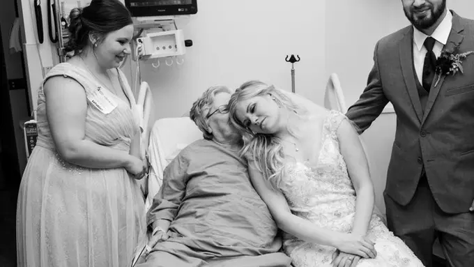 Pengantin Ini Kejutkan Nenek yang Tak Hadir di Pernikahan