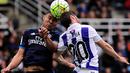 Pemain Real Madrid, Casemiro (kiri), duel dengan pemain Real Sociedad, Joseba Zaldua, dalam laga La Liga Spanyol di Stadion Anoeta, Sabtu (30/4/2016) malam WIB. (AFP/Ander Gillenea)