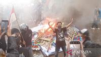 Demo di Banyumas memanas, massa merusak sejumlah fasilitas umum. Foto Antara