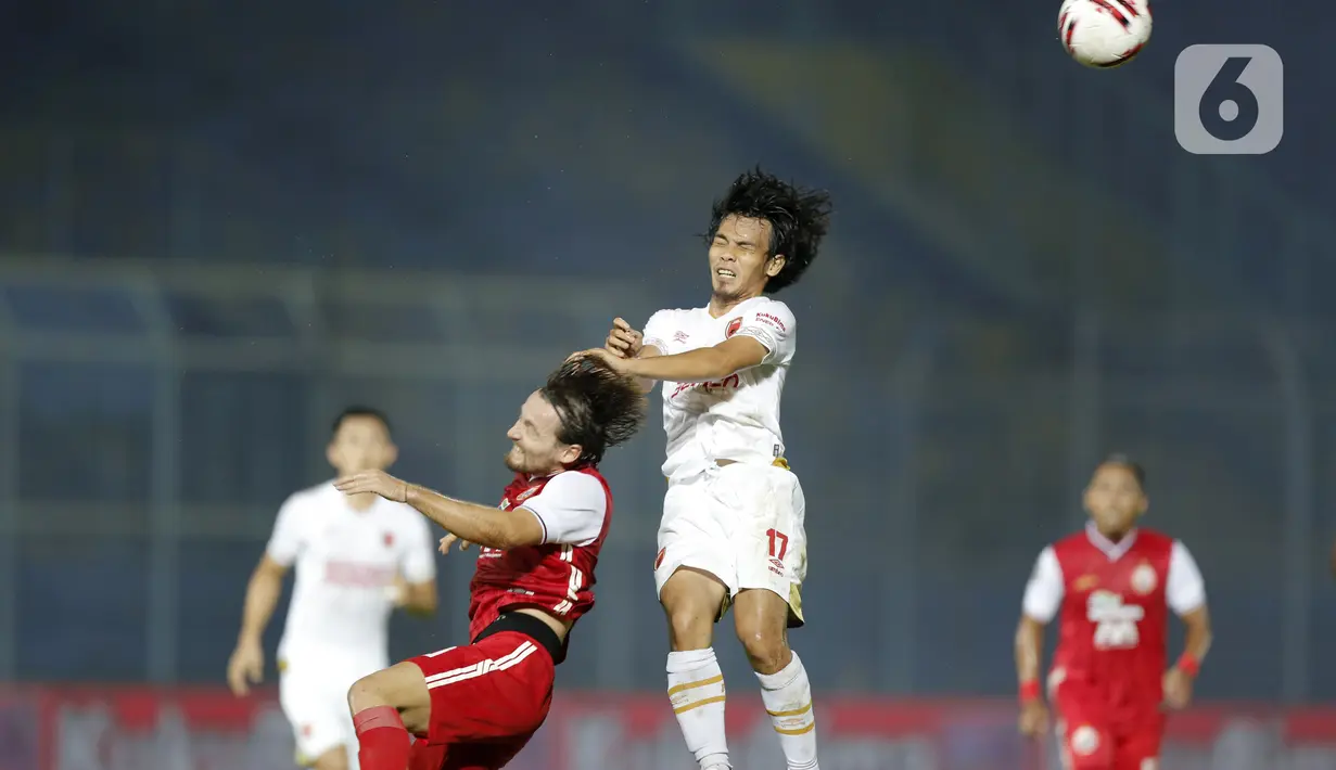Pemain PSM Makassar Rasyid Assahid Bakri (kanan) berebut bola dengan pemain Persija Jakarta Marc Anthony Klok dalam pertandingan babak penyisihan Piala Menpora 2021 di Stadion Kanjuruhan, Malang, Jawa Timur, Senin (22/3/2021). PSM Makassar menang dengan skor 2-0. (Bola.com/Arief Bagus)
