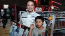 Giring yang merupakan penggemar berat Star Wars tidak melewatkan kesempatan untuk mengunjungi booth-nya dan membeli aksesori Star Wars. (Deki Prayoga/Bintang.com)