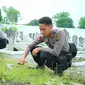 Polisi dari Polres Grobogan membersihkan Makam Pahlawan menyambut hari pahlawan