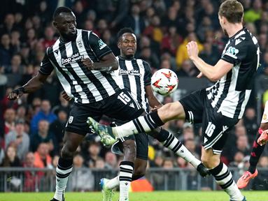 Amad Diallo sukses menjadi bintang kemenangan Manchester United saat menaklukkan PAOK pada laga Liga Europa 2024/2025 di Old Trafford, Jumat (8/11/2024). (AP Photo/Dave Thompson)
