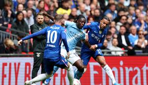 Pertandingan final Piala FA 2025/2026 antara Chelsea versus Man City. Tampak Antoine Semenyo mendapat pressing ketat dari dua pemain The Blues: Cole Palmer dan Malo Gusto. (Adrian Dennis / AFP)
