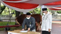 Penyerahan hewan kurban sapi jenis simmental seberat 1 ton dari Wapres Ma'ruf Amin kepada pengurus Masjid Istiqlal, Jakarta, Sabtu (9/7/2022). Penyerahan diwakili oleh Kepala Biro Perencanaan dan Keuangan Sekretariat Wakil Presiden, Purwono Prihantoro. (Foto: Sekretariat Wapres)