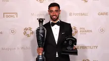 Pemain Manchester United, Bruno Fernandes, meraih penghargaan pemain terbaik dalam PFA Awards 2026 di the Opera House, Manchester, Selasa (25/8/2026) malam waktu setempat. (Darren Staples / AFP)