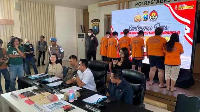 Polrestabes Surabaya meringkus tujuh orang pelaku kasus prostitusi online anak di bawah umur di Surabaya. (Liputan6.com/Dian Kurniawan)