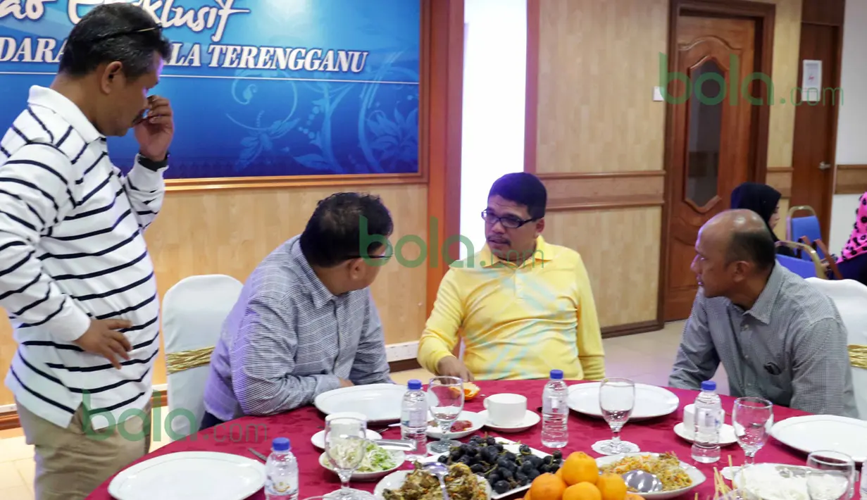 Pelatih T-Team, Rahmad Darmawan (kanan) terlihat serius berbincang dengan managemen klub saat acara makan bersama di Kelab Ekslusif Bandaraya Kuala Terengganu, Malaysia (25/01/2016). (Bola.com/Nicklas Hanoatubun)