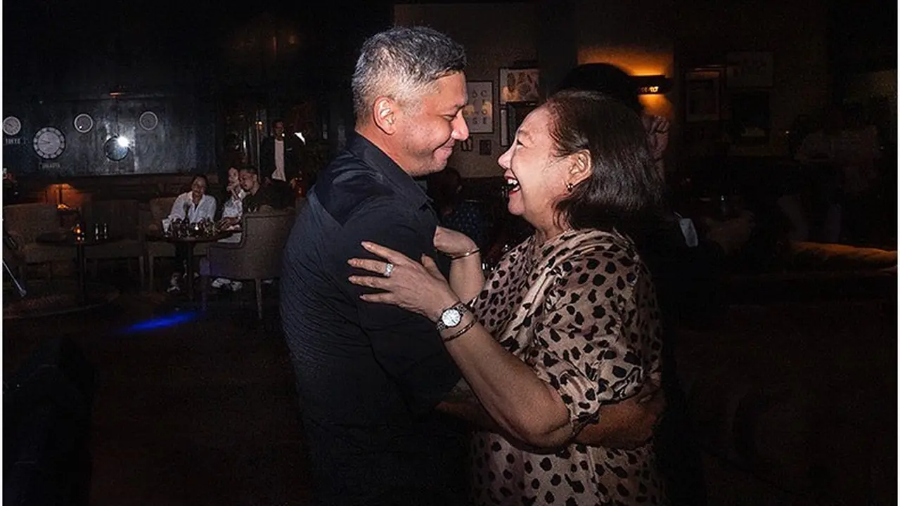 Foto kenangan Gading Marten dan ibunya, Farida Sabtijastuti. (Foto: Dok. Instagram @gadiiing)