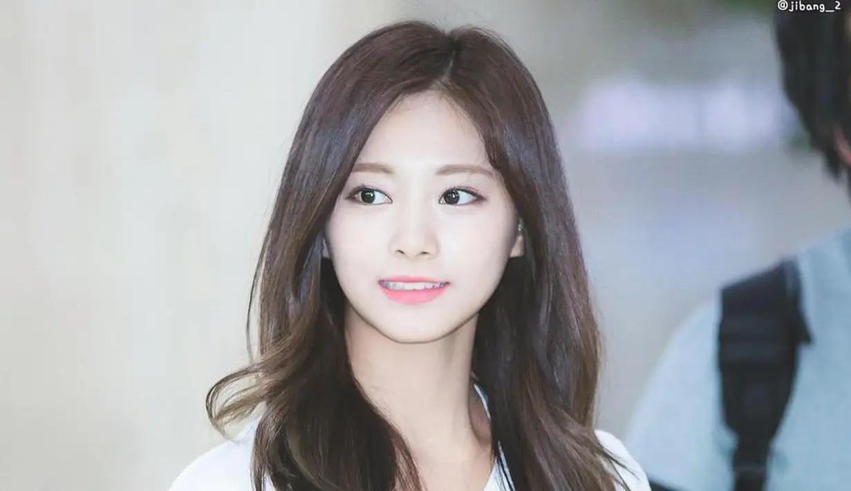 "Aku tertutup, meski banyak orang bisa salah paham dan berpikir ke arah negatif. Tapi aku suka, para personel TWICE juga tahu dengan kepribianku dan mereka mengerti aku," tuturnya. (Foto: instagram.com/queentzuyu)