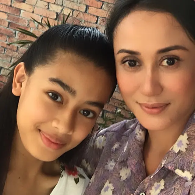 Potret Ria Probo Bareng 6 Pemain Dari Jendela SMP, Bak Ibu Kandung