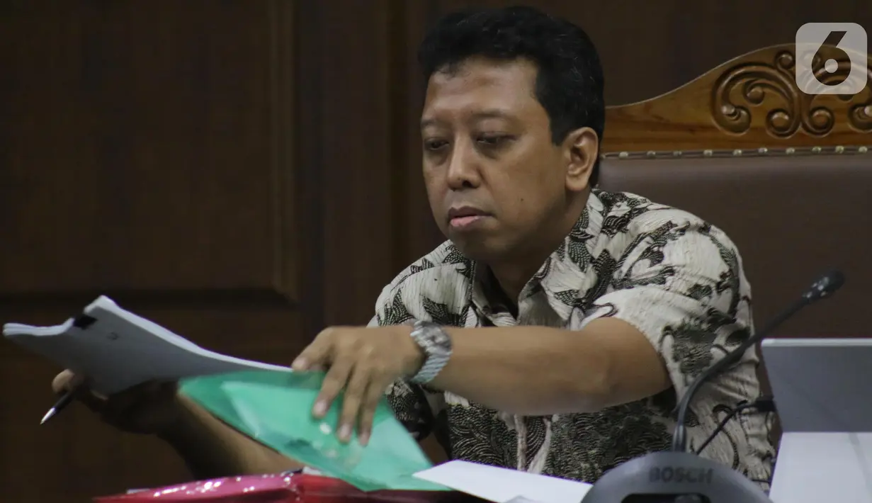 Terdakwa dugaan suap jual-beli jabatan di lingkungan Kemenag, M Romahurmuziy saat menjalani sidang lanjutan di Pengadilan Tipikor, Jakarta, Rabu (23/10/2019). Sidang mendengar keterangan saksi, salah satunya Kepala Kemenag Gresik Muafaq Wirahadi (Liputan6.com/Helmi Fithriansyah)