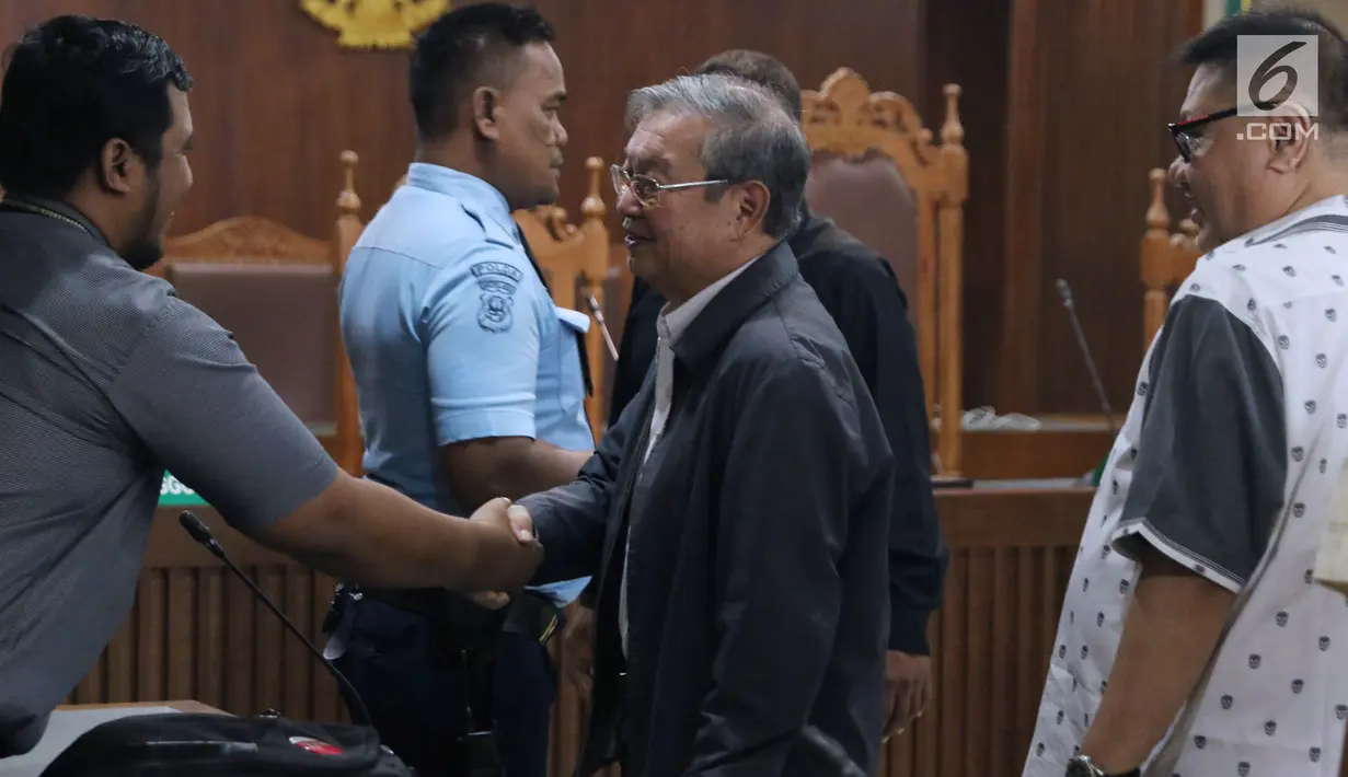 Terdakwa suap Hakim Adhoc Tipikor PN Medan Merry Purba, Tamin Sukardi (tengah) menyalami JPU jelang mengikuti sidang perdana di Pengadilan Tipikor, Jakarta, Kamis (13/12). Persidangan beragendakan pembacaan dakwaan. (Liputan6.com/Helmi Fithriansyah)