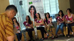 Choky Sitohang memberi cara jitu menghadapi kamera agar peserta Micel 2014 tidak grogi, Jakarta, Selasa (21/10/2014) (Liputan6.com/Faisal R Syam)