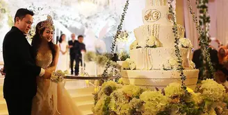 Usai resmi menjadi suami dari Adiezty Ferza Putri Zahari, Gilang Dirga membuat netizen menanggis. Apa yang membuat netizen hingga menanggis setelah Gilang Dirga mengunggah foto nikahnya melalui media sosial. (Instagram/gilangdirga)